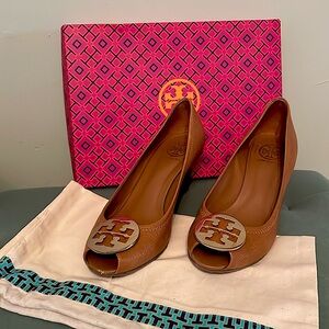 Tory Burch leather peep toe in size 9. Tan  leather and gold hardware.